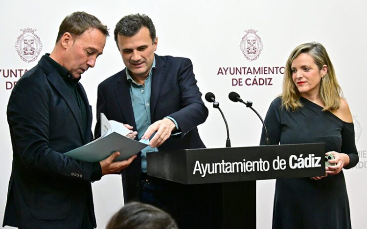 Un momento de la rueda de prensa entre papeles / FOTO: Eulogio García