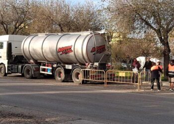 Camión cisterna aliviando la situación en la jornada del martes / FOTO: Ayto.