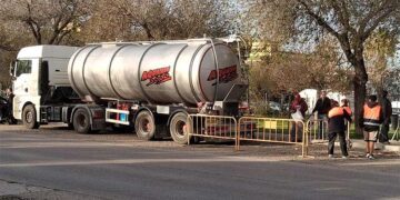 Camión cisterna aliviando la situación en la jornada del martes / FOTO: Ayto.