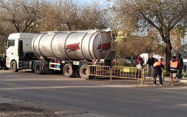 Camión cisterna aliviando la situación en la jornada del martes / FOTO: Ayto.