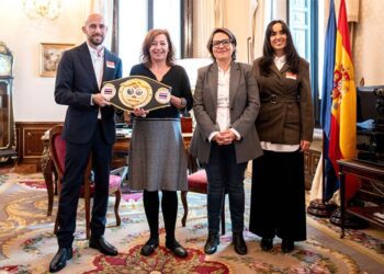 Mostrando el último título en el despacho de Armengol / FOTO: Sumar
