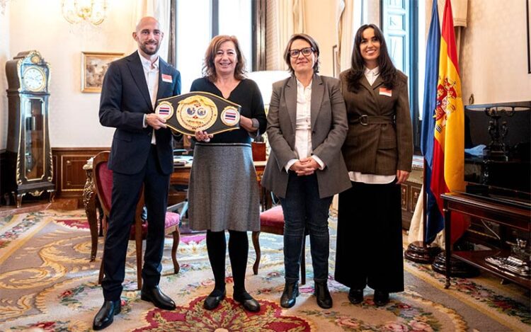 Mostrando el último título en el despacho de Armengol / FOTO: Sumar