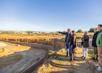 Cavada atiende las explicaciones de los técnicos de la constructora / FOTO: Ayto.