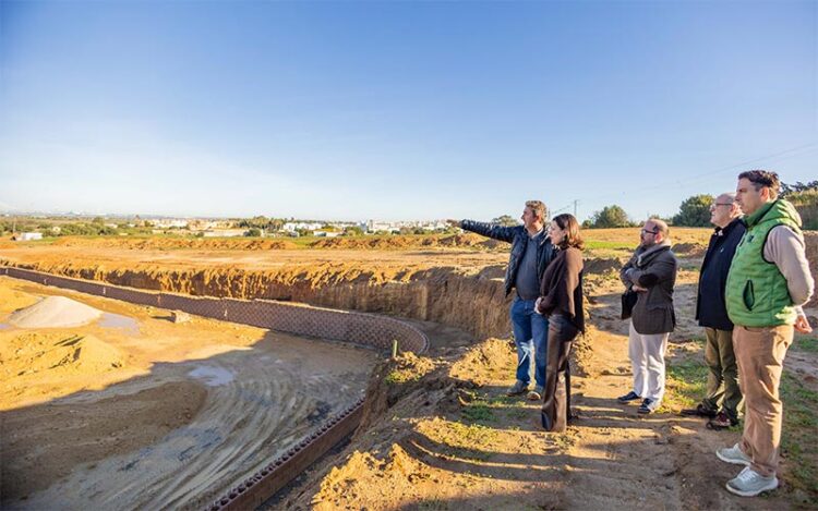 Cavada atiende las explicaciones de los técnicos de la constructora / FOTO: Ayto.