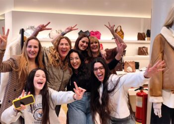 La plantilla de la tienda Bimba y Lola en Cádiz celebrando un pellizco del segundo premio / FOTO: Eulogio García