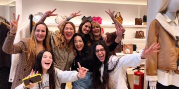 La plantilla de la tienda Bimba y Lola en Cádiz celebrando un pellizco del segundo premio / FOTO: Eulogio García