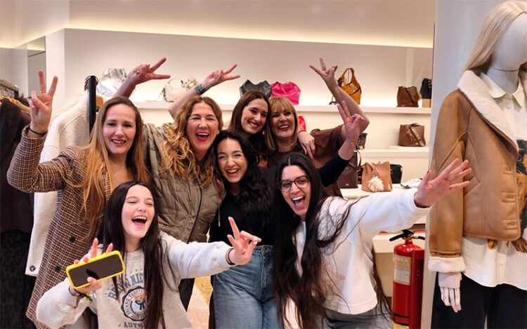 La plantilla de la tienda Bimba y Lola en Cádiz celebrando un pellizco del segundo premio / FOTO: Eulogio García