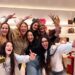 La plantilla de la tienda Bimba y Lola en Cádiz celebrando un pellizco del segundo premio / FOTO: Eulogio García