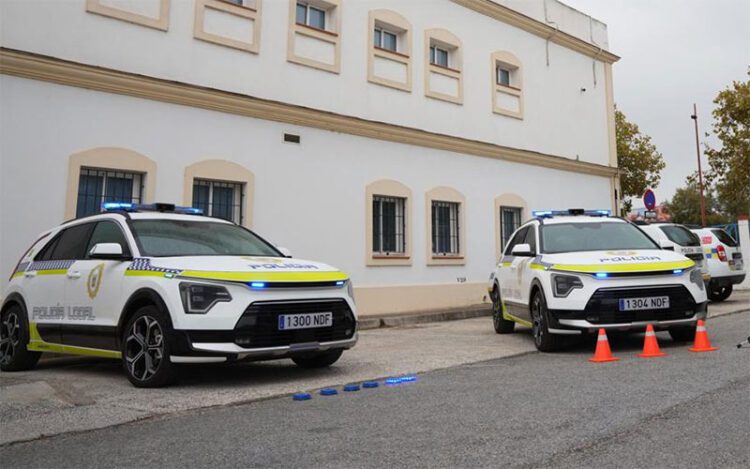 Vehículos patrulla en la Jefatura / FOTO: Ayto.