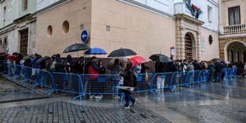 La cola a la entrada del Consistorio, durante la venta de preliminares / FOTO: Eulogio García