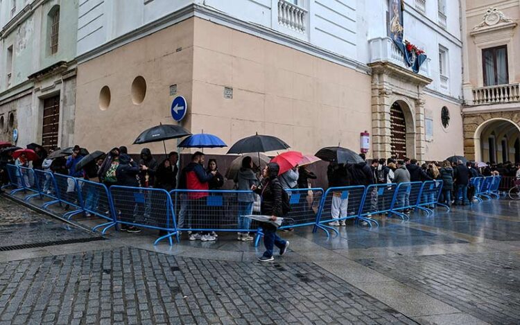 La cola a la entrada del Consistorio / FOTO: Eulogio García