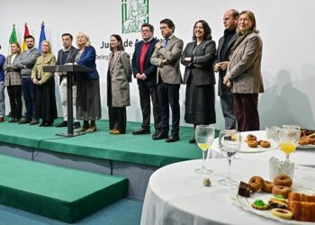 El discurso, tras el café y los polvorones / FOTO: Eulogio García