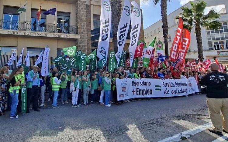 Delegados sindicales de CSIF, CCOO y UGT concentrados en la Subdelegación / FOTO: CSIF