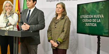 El consejero Nieto en su rueda de prensa en Cádiz / FOTO: Eulogio García