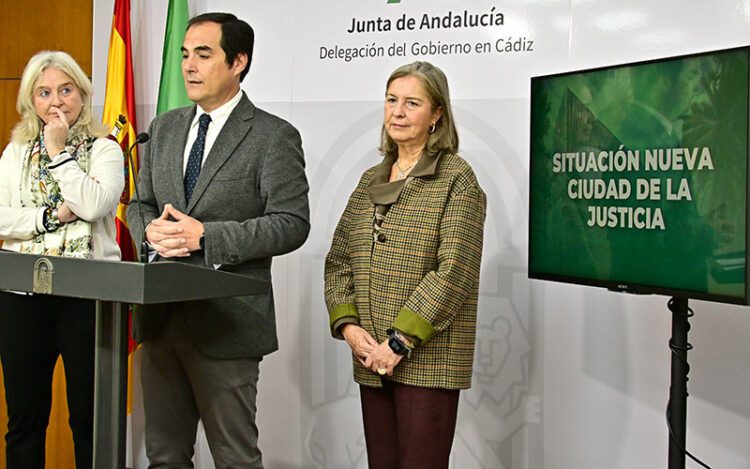 El consejero Nieto en su rueda de prensa en Cádiz / FOTO: Eulogio García