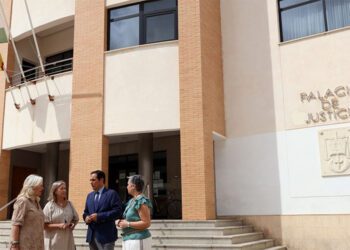 El consejero posando a las puertas de la sede el pasado verano / FOTO: Junta