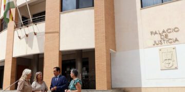 El consejero posando a las puertas de la sede el pasado verano / FOTO: Junta