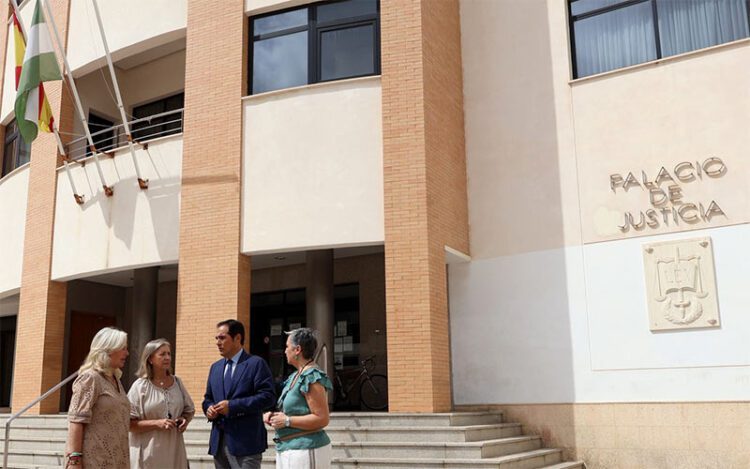 El consejero posando a las puertas de la sede el pasado verano / FOTO: Junta