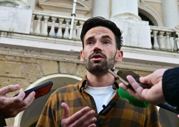 De la Cruz atendiendo a la prensa / FOTO: Eulogio García
