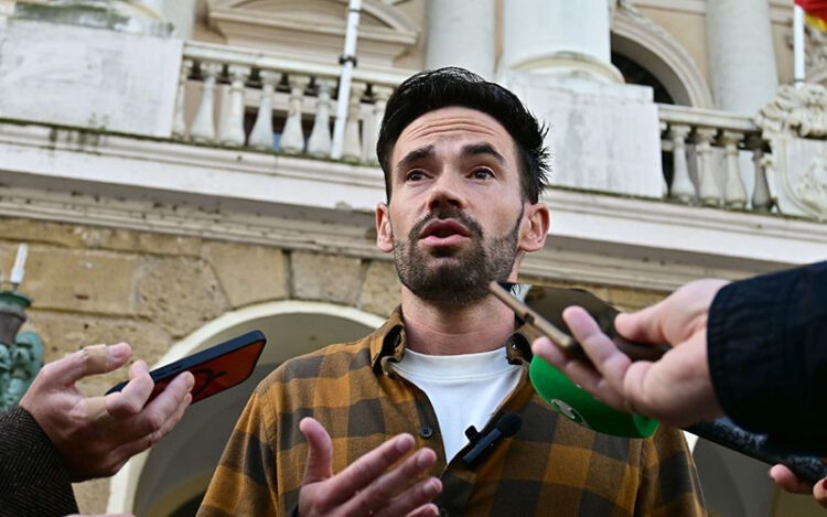 De la Cruz atendiendo a la prensa / FOTO: Eulogio García