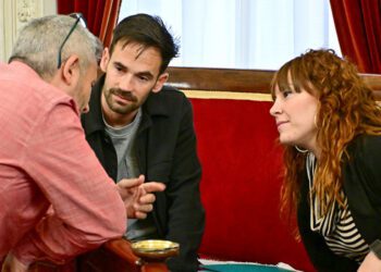 De la Cruz charla con sus compañeros antes de un pleno / FOTO: Eulogio García