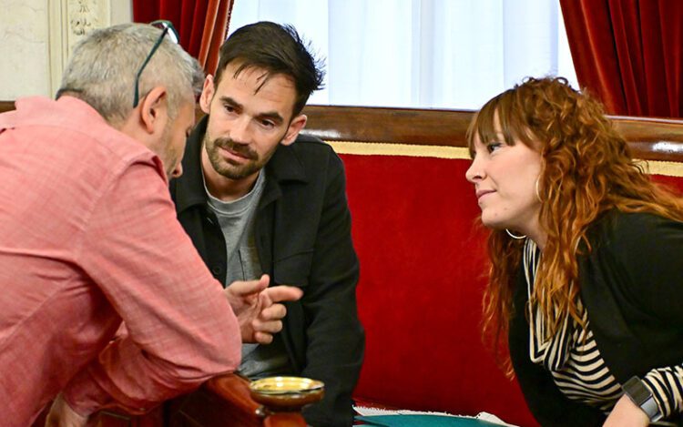 De la Cruz charla con sus compañeros antes de un pleno / FOTO: Eulogio García