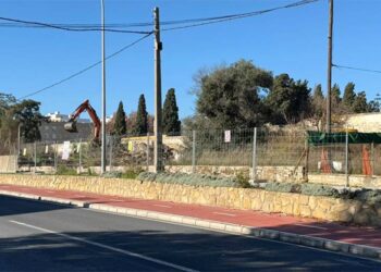 Máquinas adecentando el solar abandonado / FOTO: Ayto.