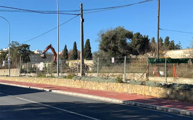 Máquinas adecentando el solar abandonado / FOTO: Ayto.