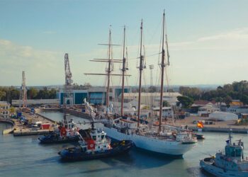 Abandonando el dique 4 / FOTO: Navantia