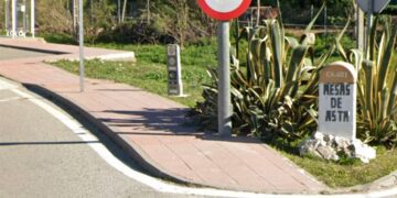 Una de las entradas al pueblo vista por Google Maps