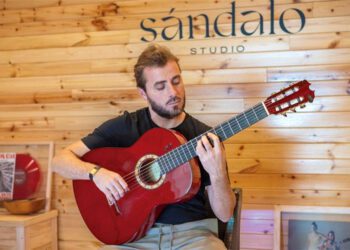Jesús Guerrero en una de las obras de la muestra / FOTO: Flamenco de La Isla