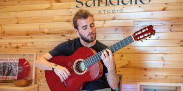 Jesús Guerrero en una de las obras de la muestra / FOTO: Flamenco de La Isla