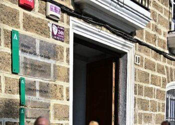 A la entrada de la sede del Distrito Sanitario / FOTO: Eulogio García