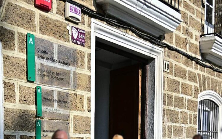 A la entrada de la sede del Distrito Sanitario / FOTO: Eulogio García