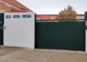 A las puertas del IES Asta Regia / FOTO: Ustea