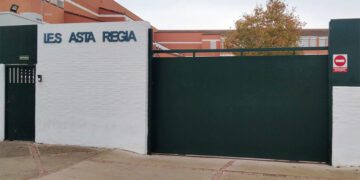 A las puertas del IES Asta Regia / FOTO: Ustea
