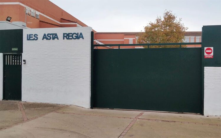 A las puertas del IES Asta Regia / FOTO: Ustea