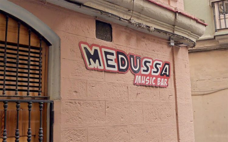 Detalle de la fachada del local