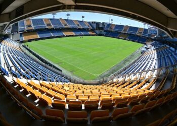 El Nuevo Mirandilla desde la esquina de fondo norte con tribuna / FOTO: Eulogio García