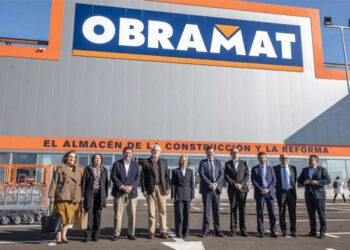 Posado inaugural ante la fachada del almacén de Jerez / FOTO: Obramat