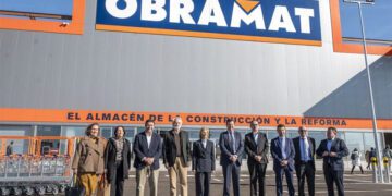 Posado inaugural ante la fachada del almacén de Jerez / FOTO: Obramat