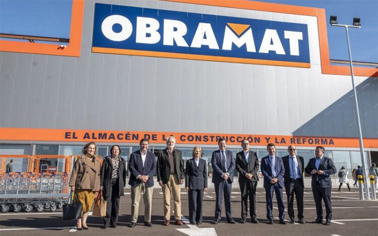 Posado inaugural ante la fachada del almacén de Jerez / FOTO: Obramat