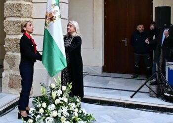 Un momento del izado bajo techo de la bandera / FOTO: Eulogio García