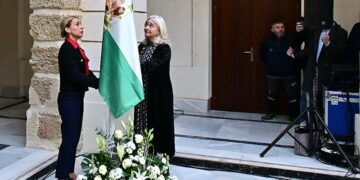 Un momento del izado bajo techo de la bandera / FOTO: Eulogio García