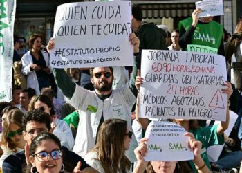 Sentada a las puertas del Hospital Puerta del Mar / FOTO: Eulogio García