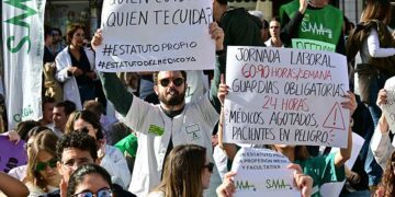 Sentada a las puertas del Hospital Puerta del Mar / FOTO: Eulogio García