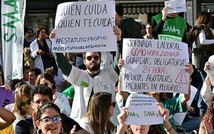 Sentada a las puertas del Hospital Puerta del Mar / FOTO: Eulogio García