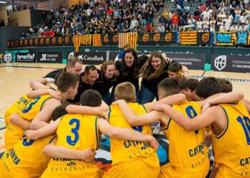La selección catalana masculina celebrando su último Minibasket en Bahía Sur / FOTO: Ayto.