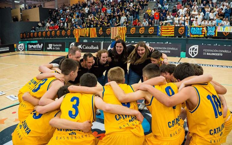 La selección catalana masculina celebrando su último Minibasket en Bahía Sur / FOTO: Ayto.