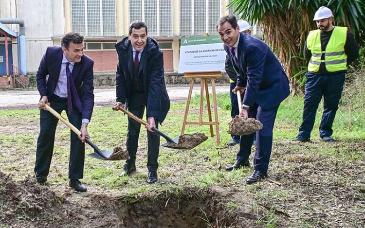 El momento pala que todo político no se quiere perder / FOTO: Eulogio García